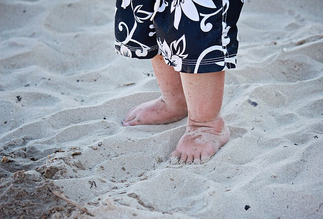 Barfußgehen bei Kindern am Strand schafft ein befriedigendes Gefühl.