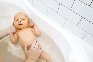 Wie oft sollte man ein Baby baden?