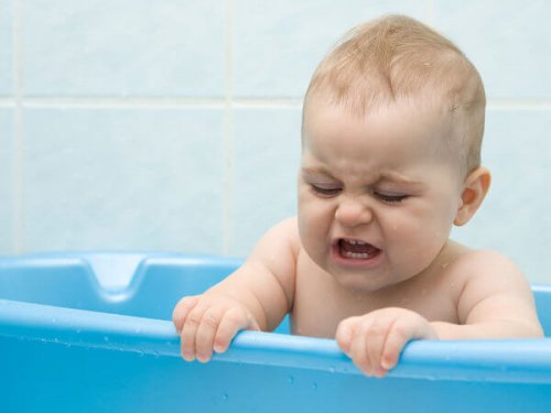 Das Baby baden trifft nicht bei allen Babys auf Anklang.