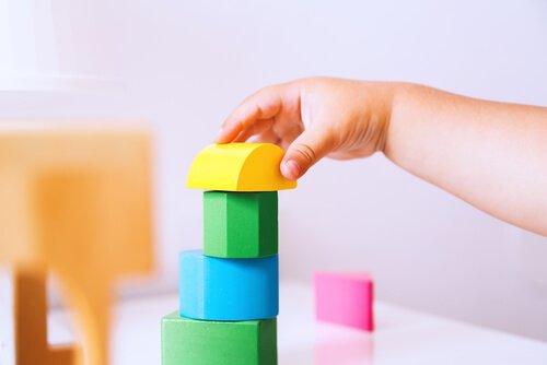 Das Baby im 12. Lebensmonat darf das Spielzeug nicht verschlucken können