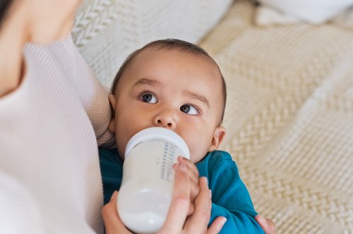 Der Milchbedarf von Babys kann auch mit Milchpräparaten gedeckt werden.