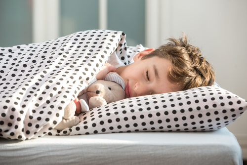 Die Schlafenszeit für Kinder hängt vom Alter ab