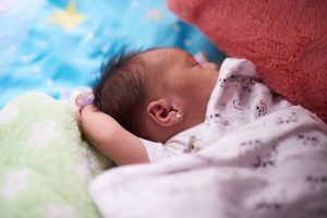 Sollte man einem Baby oder Kleinkind Ohrlöcher stechen lassen?