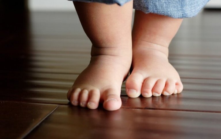 Eltern, die Kinder barfuß laufen lassen, fördern ihr Nervensystem