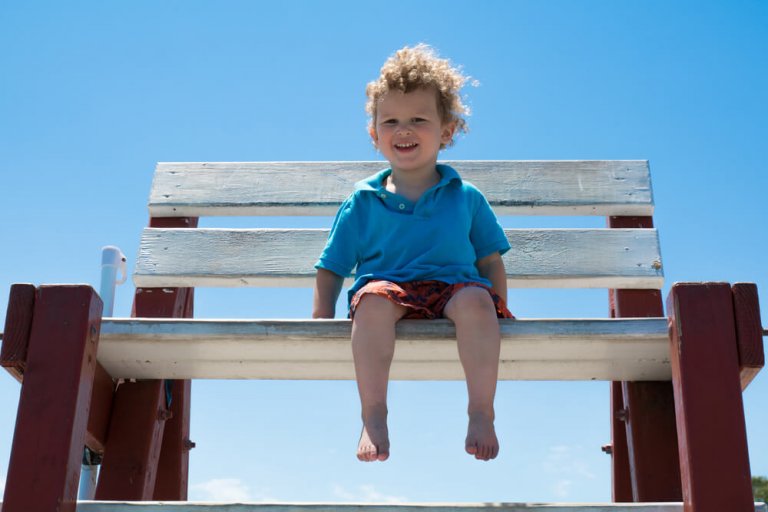 Eltern, die Kinder barfuß laufen lassen, fördern starke Füße