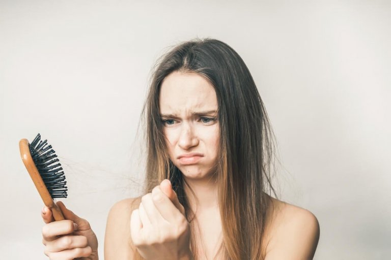 Frau ärgert sich über den Haarausfall nach der Geburt