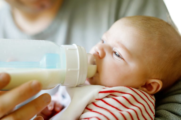 Der Milchbedarf von Babys nach Altersgruppe