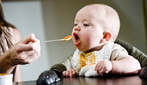 Gemüsepürees für Babys tragen zur ausgewogenen Ernährung bei.