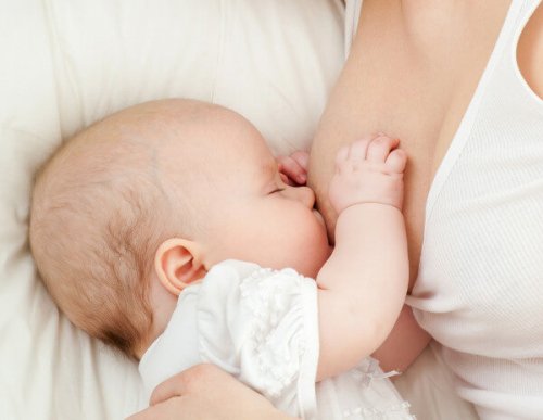 In den ersten Lebenswochen sollte der Milchbedarf von Babys nach Bedarf gestillt werden.