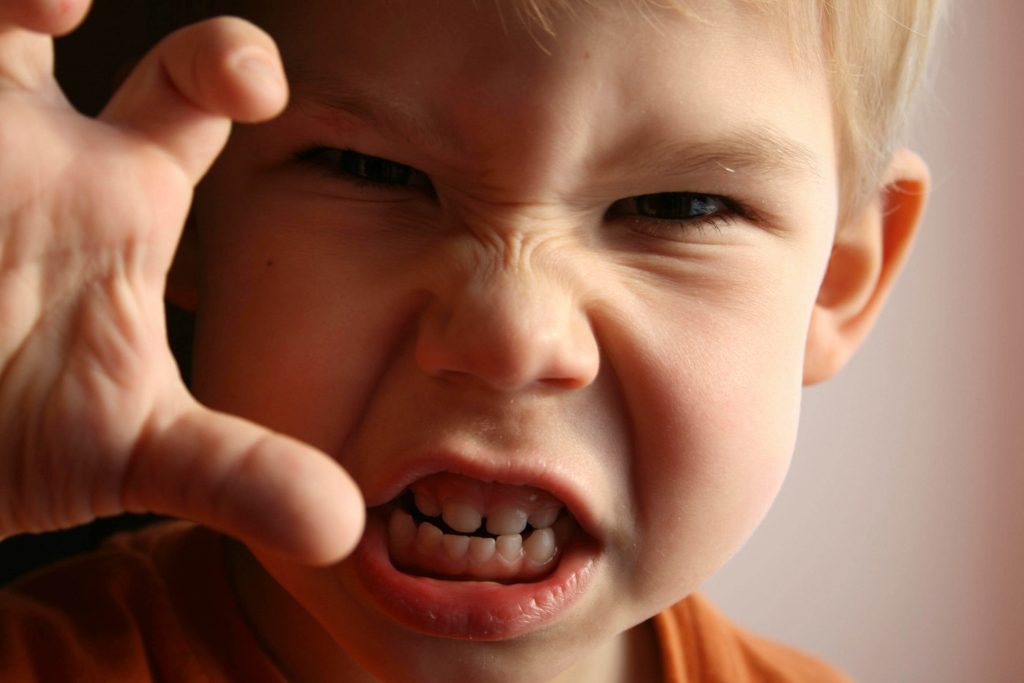 Wütendes Kind mit Kinderfrustration.