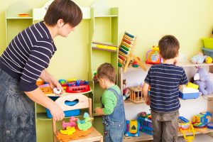 Kindern das Aufräumen beibringen: 10 Tipps