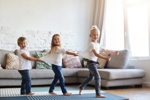 Ist es gut, Kinder barfuß laufen zu lassen?