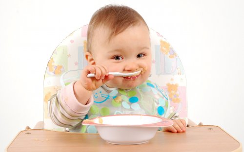 mit Essen spielen