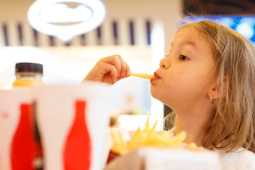 mit Essen spielen