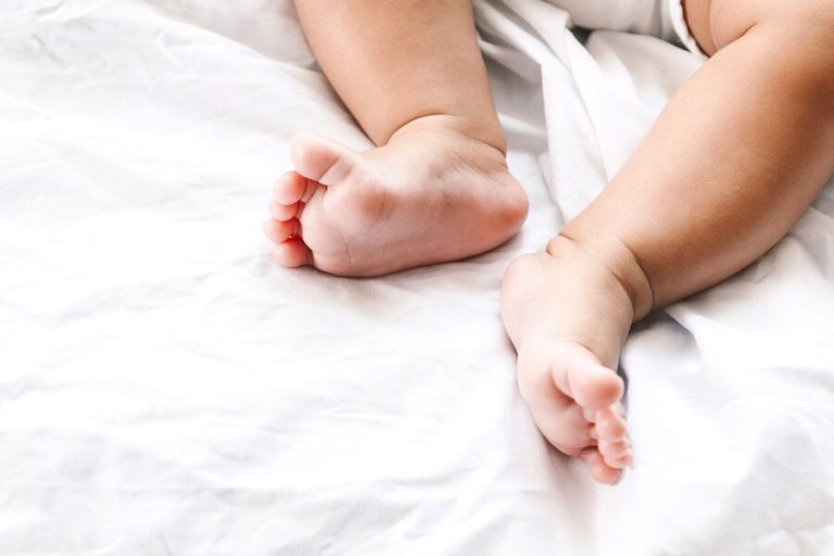 Fersenstich: Eine Routineuntersuchung bei Neugeborenen