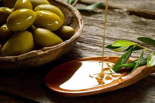 Einer der vitaminreicher Lebensmittel ist Olivenöl.