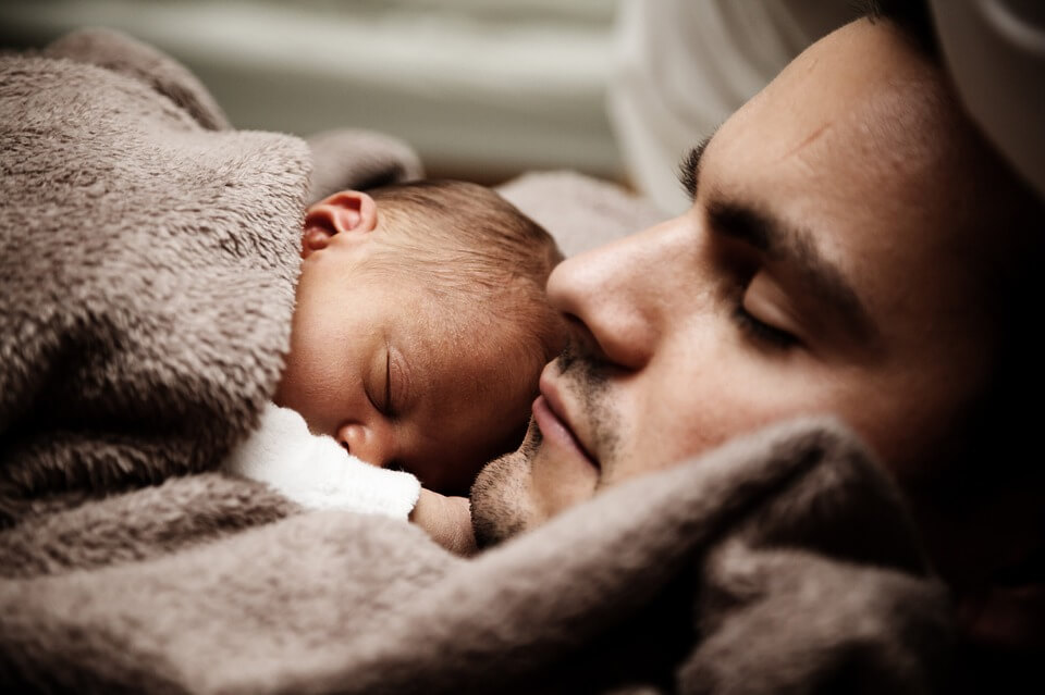 Vater und Baby beim Co-Sleeping