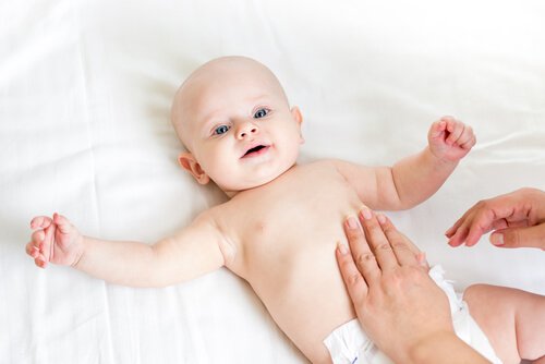 5 Massagen zur Linderung von Verstopfungen bei Babys