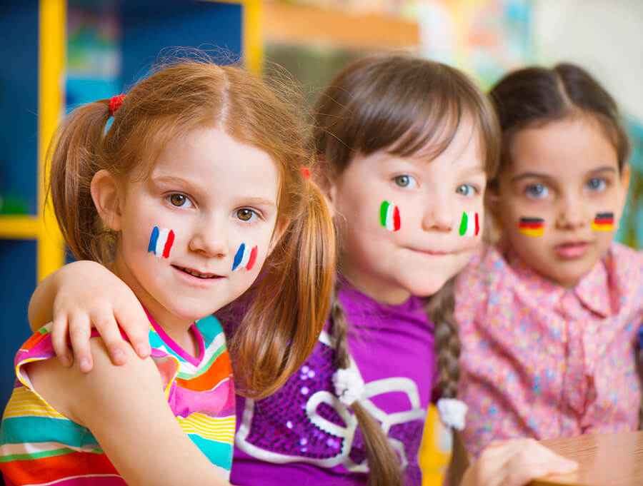 Multi-Kulti Freundschaften sind wichtig für zweisprachiges Erziehen. So wird das Kind spielerisch die Zweitsprache lernen.