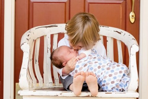 Das neue Geschwisterkind wird mit viel Liebe begrüßt und macht dein Erstgeborenes automatisch reifer.