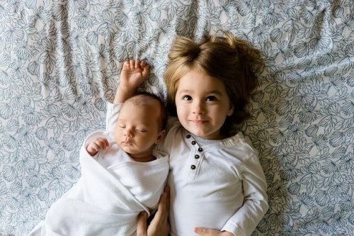 Dem älteren Geschwisterkind wird auf aufgetragen, auf das Baby aufzupassen. Dabei darf seine Spielzeit aber nicht zu kurz kommen.