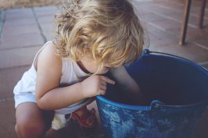 Kinder fallen sehr häufig hin in den ersten Jahren!