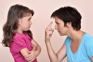Ohne Drohungen erziehen Tochter und Mutter