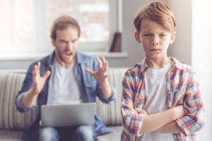 Ohne Drohungen erziehen Vater und Sohn