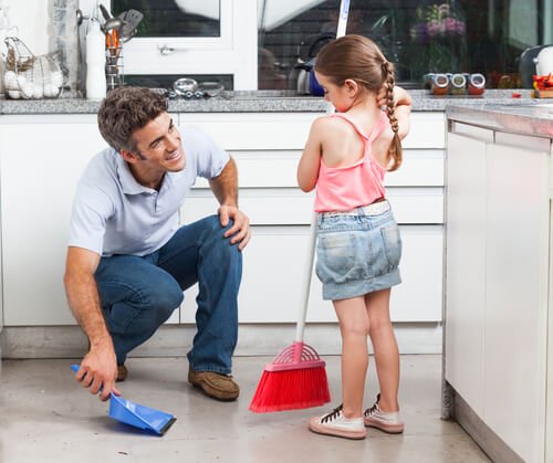 Beim Saubermachen helfen ist eine der guten Verhaltensregeln in jeder Familie. Kleine Kinder können durchaus schon Aufgaben im Haushalt übernehmen.