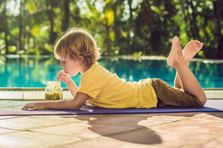 Kind liebt vitaminreiche Säfte