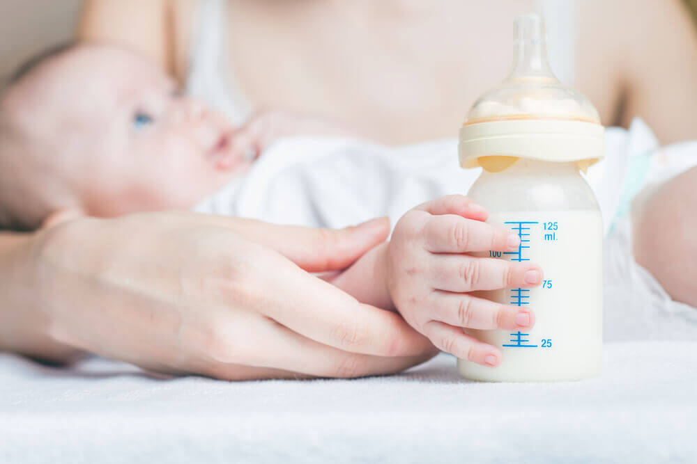 Baby will Fläschchen während des Stillens