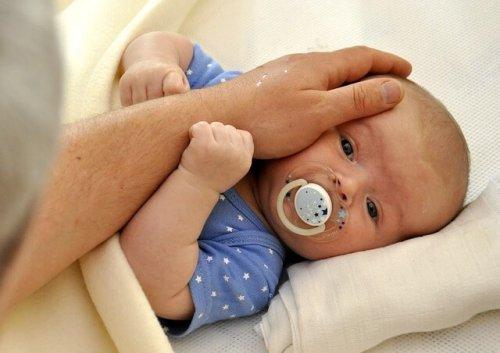 An die Veränderungen in der Beziehung durch das erste Baby müsst ihr euch gewöhnen.