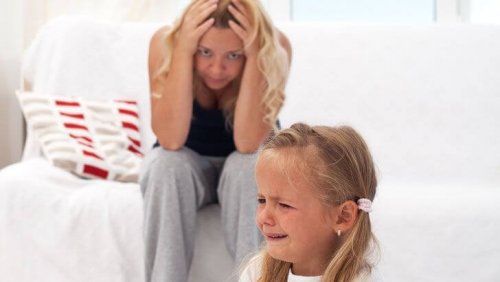 Kind weint und Mutter ist verzweifelt