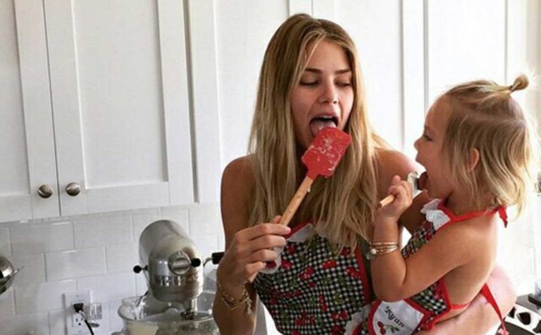 Mutter mit Kind verwendet manchmal Notlügen