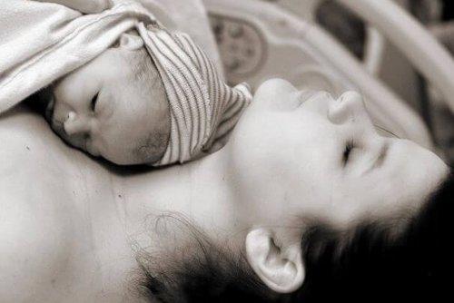 Mütter von Babys sollten sich mit anderen Müttern verbinden.