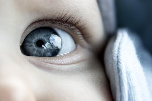 Neugeborene haben blaue Augen, die etwas gräulich sind.