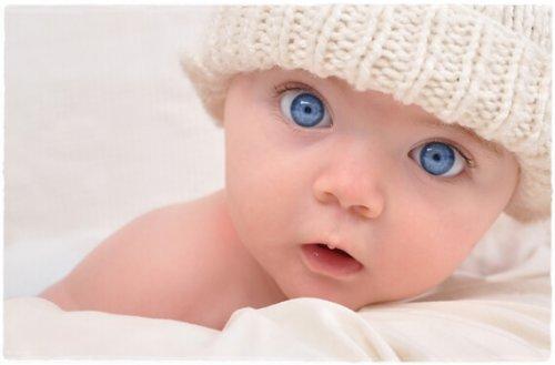 Neugeborene haben blaue Augen wegen fehlendem Melanin.