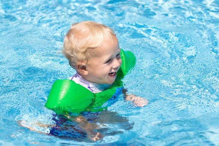 Pool mit Baby - diese 11 Dinge solltest du dabei haben!