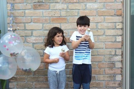 Trotz Eifersucht bei Erstgeborenen braucht das Geschwisterkind die nötige Aufmerksamkeit.