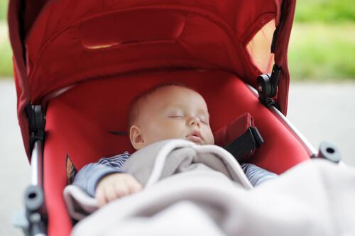 Wenn man mit Neugeborenen an die frische Luft geht, sollte man alles Wichtige dabei haben.