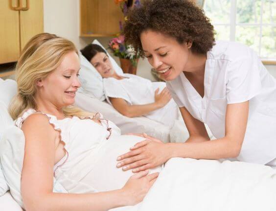 Frau bei Entbindung, Plazenta muss sich lösen