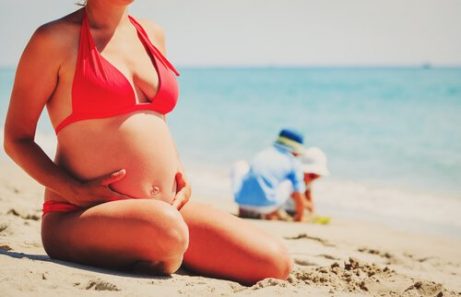 Schwangere Frauen im Sommer