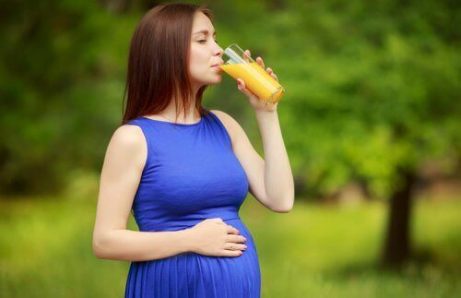 Schwangere Frauen im Sommer