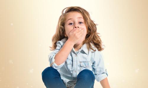 Aphthen bei Kindern dürfen den Alltag nicht beeinträchtigen.