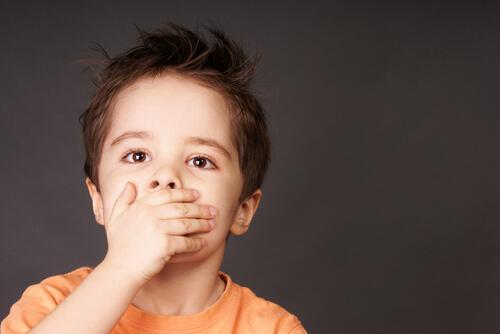 Aphthen bei Kindern sollten mit verschriebenen Medikamenten behandelt werden.