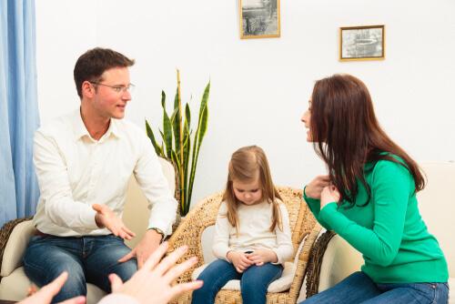 Nicht vor den Kindern streiten ist wichtig, weil die Kinder emotionale Schäden davontragen können.