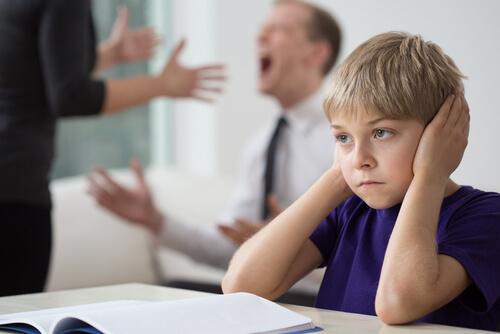 Man sollte nicht vor den Kindern streiten, weil Eltern ein Vorbild sind.