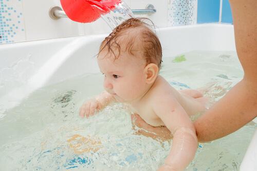 Schreiende Babys beruhigen mit einem warmen Bad.