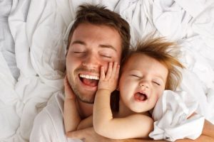 8 therapeutische Vorteile, wenn du mit deinem Kind kuschelst