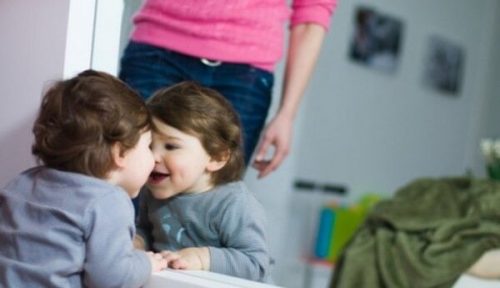 Baby vor dem Spiegel zu spielen - Baby_vor_dem_Spiegel_zu_spielen-2
